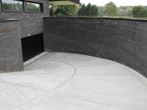 Béton extérieur Rampe accès parking finition striée