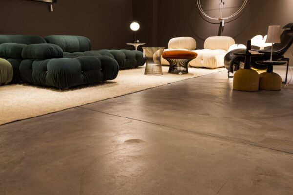 Détail béton MinHardur teinté pour surface commerciale premium