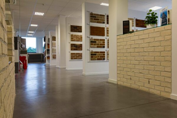 Sol béton esthétique pour espace d’exposition bâtiment