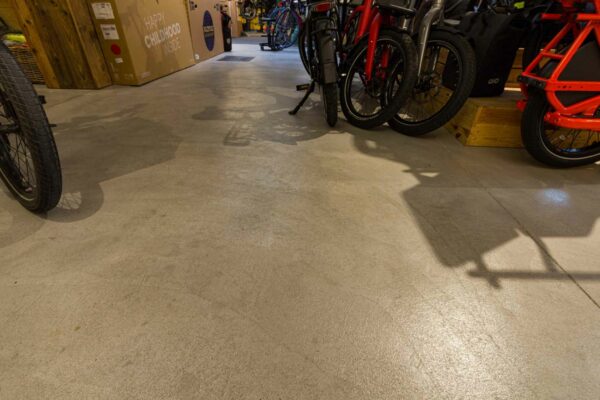 Sol béton technique résistant pour magasin spécialisé cycles