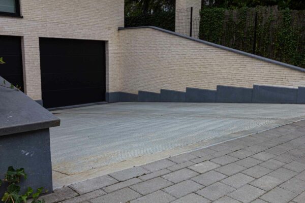 Rampe béton motif arêtes de poisson pour circulation véhicule