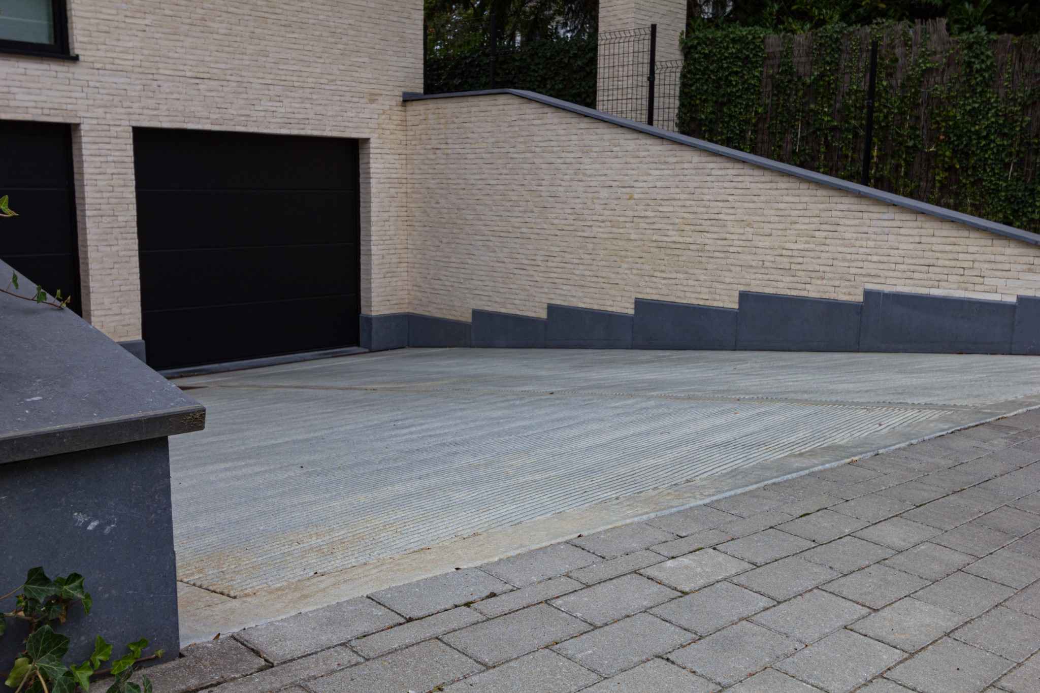 Rampe béton motif arêtes de poisson pour circulation véhicule