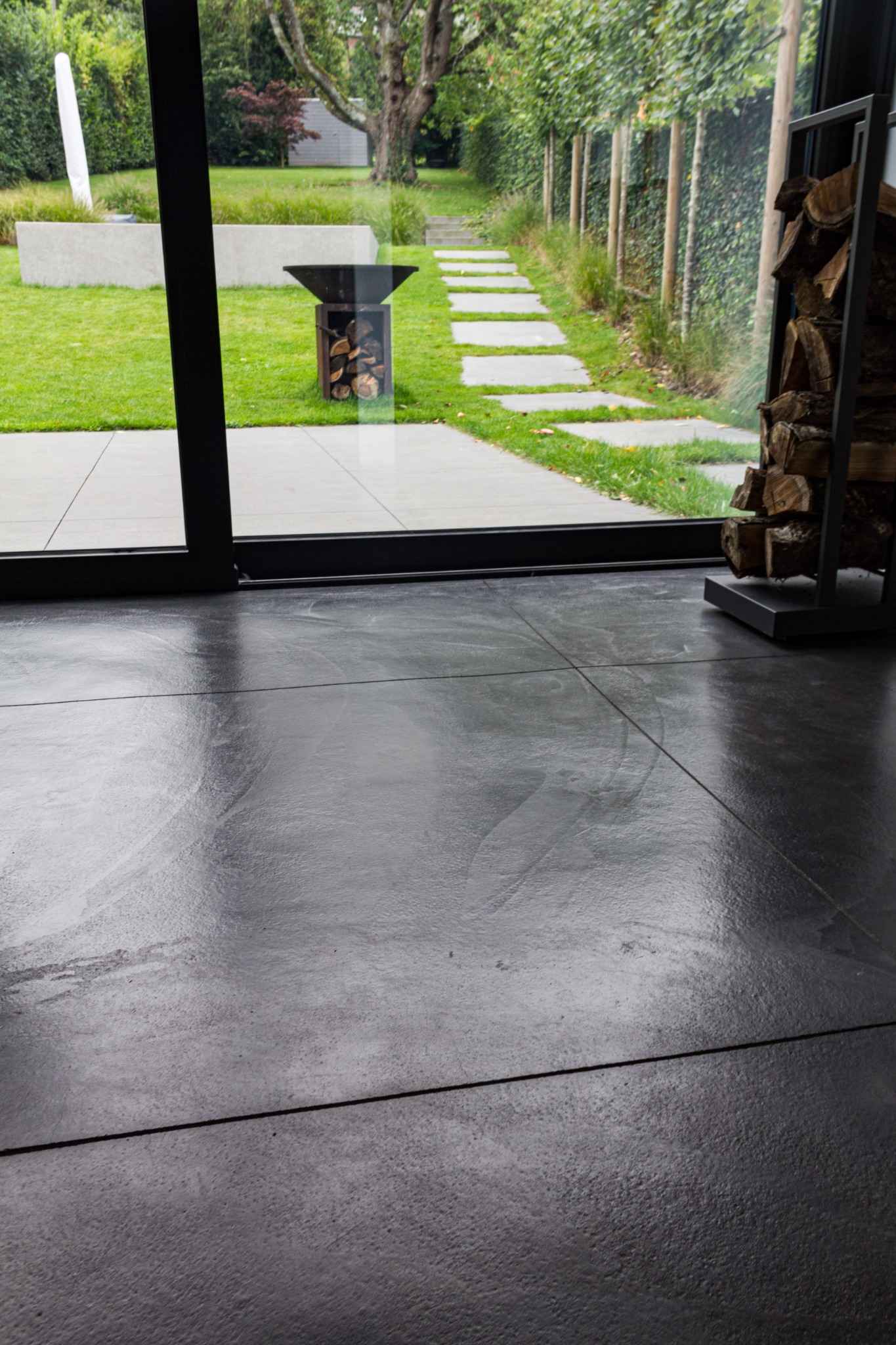 Sol intérieur en béton décoratif Blue Stone avec vue sur terrasse extérieure