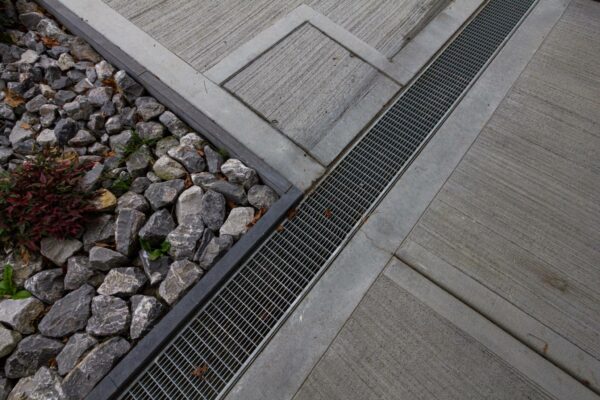 Accès garage béton strié le long façade résidentielle