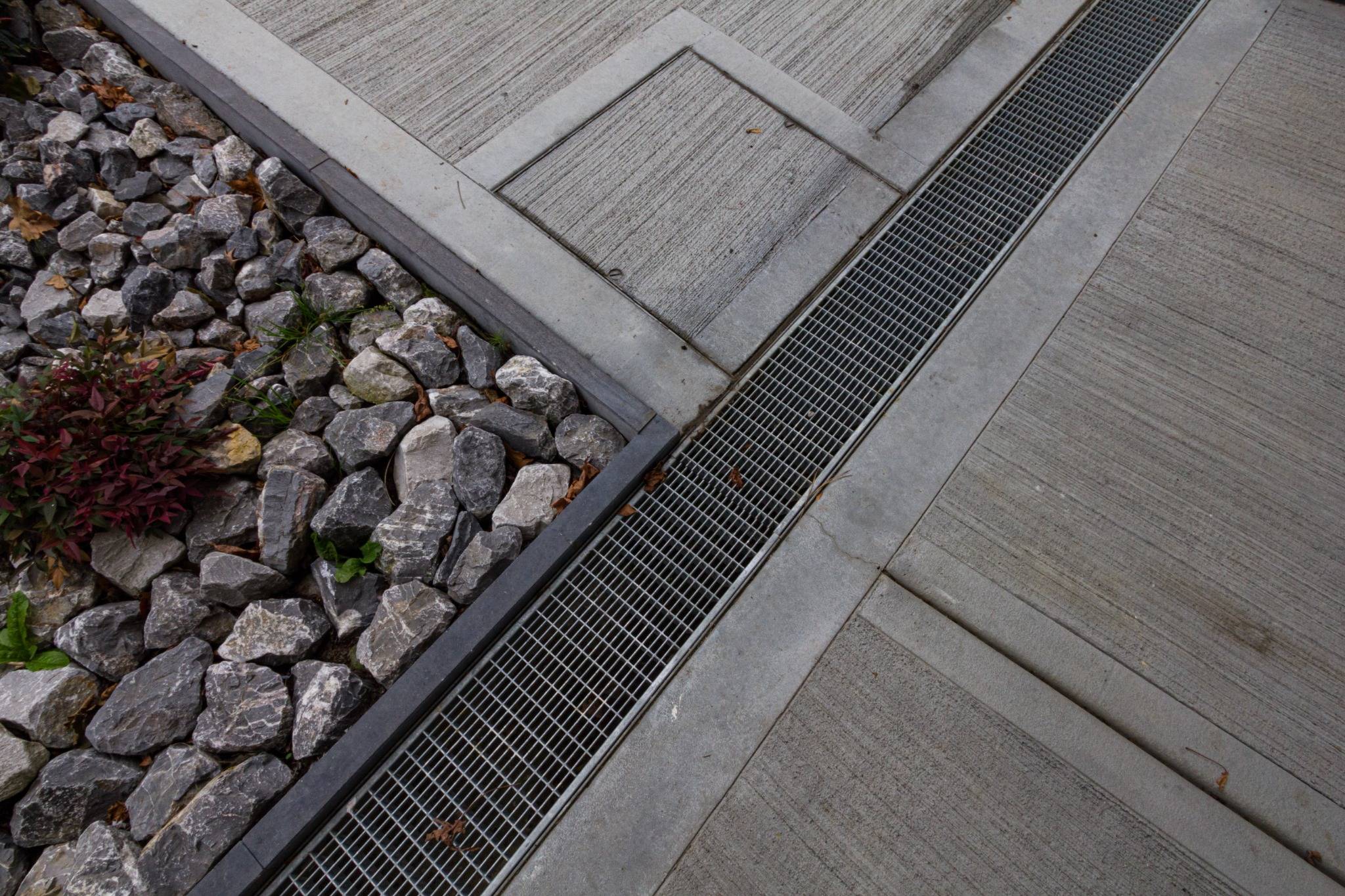 Accès garage béton strié le long façade résidentielle