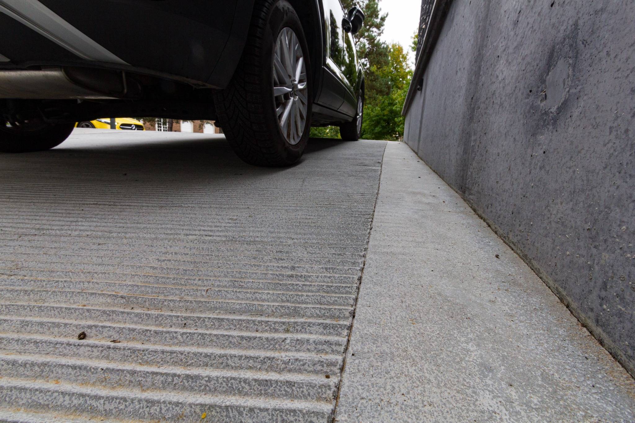 Jonction béton strié et système d’évacuation des eaux pluviales