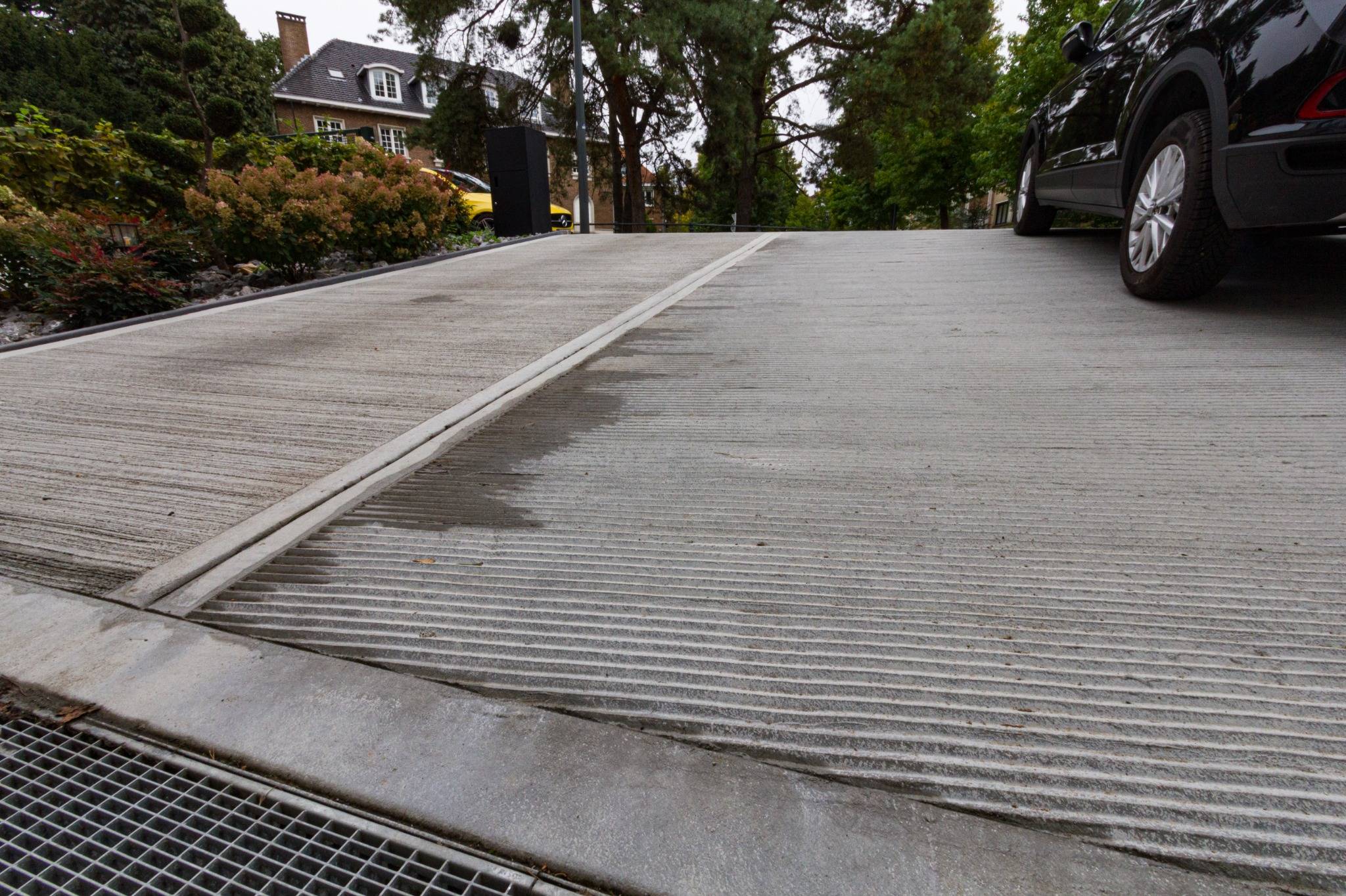 Rampe d’accès en béton strié antidérapant pour garage extérieur