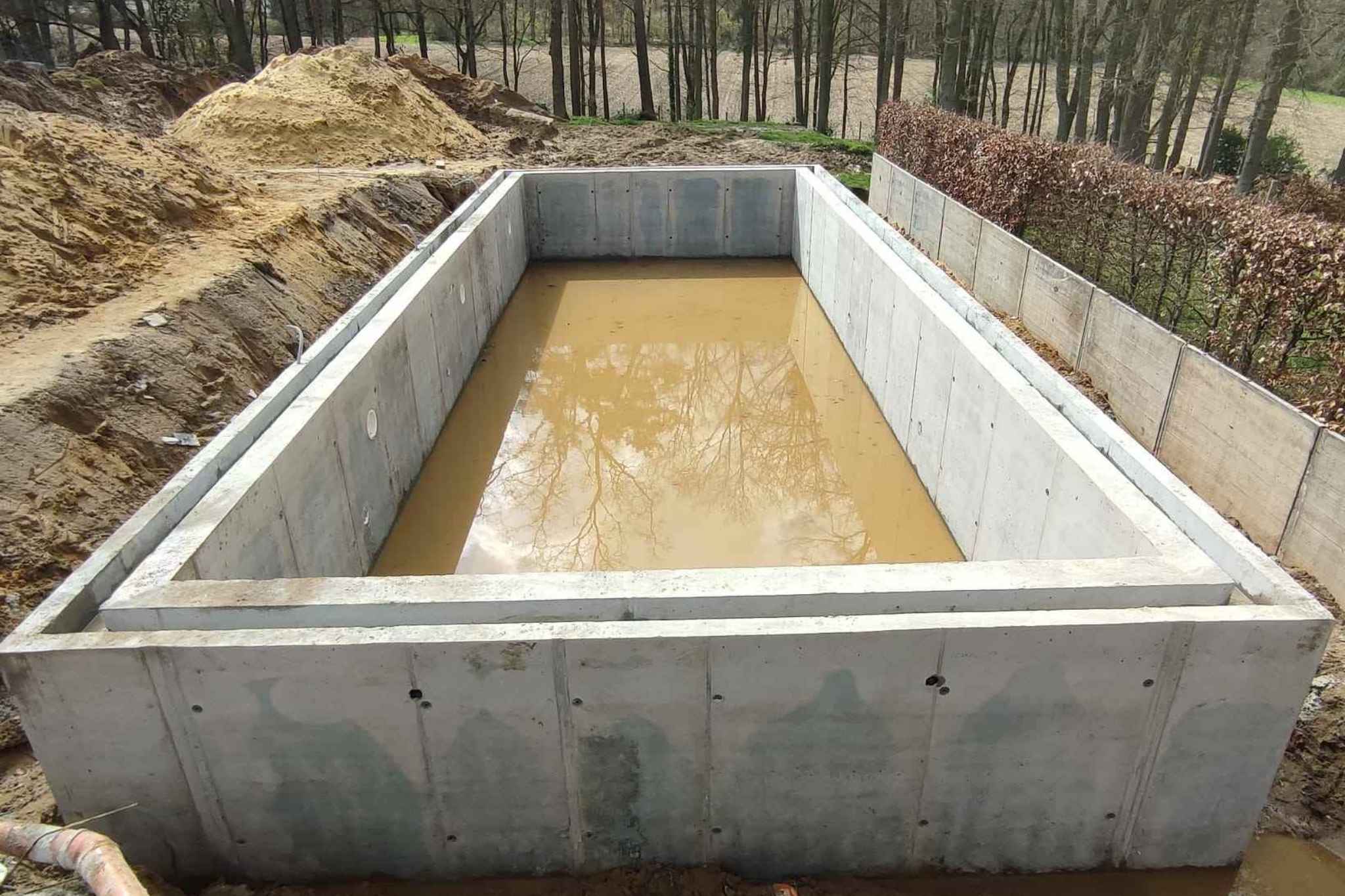 Bassin de piscine en béton – chantier avant réalisation de la terrasse et des abords