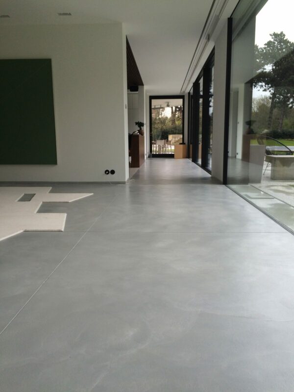 Sol en béton intérieur MinHardur manuel dans un espace de vie haut de gamme