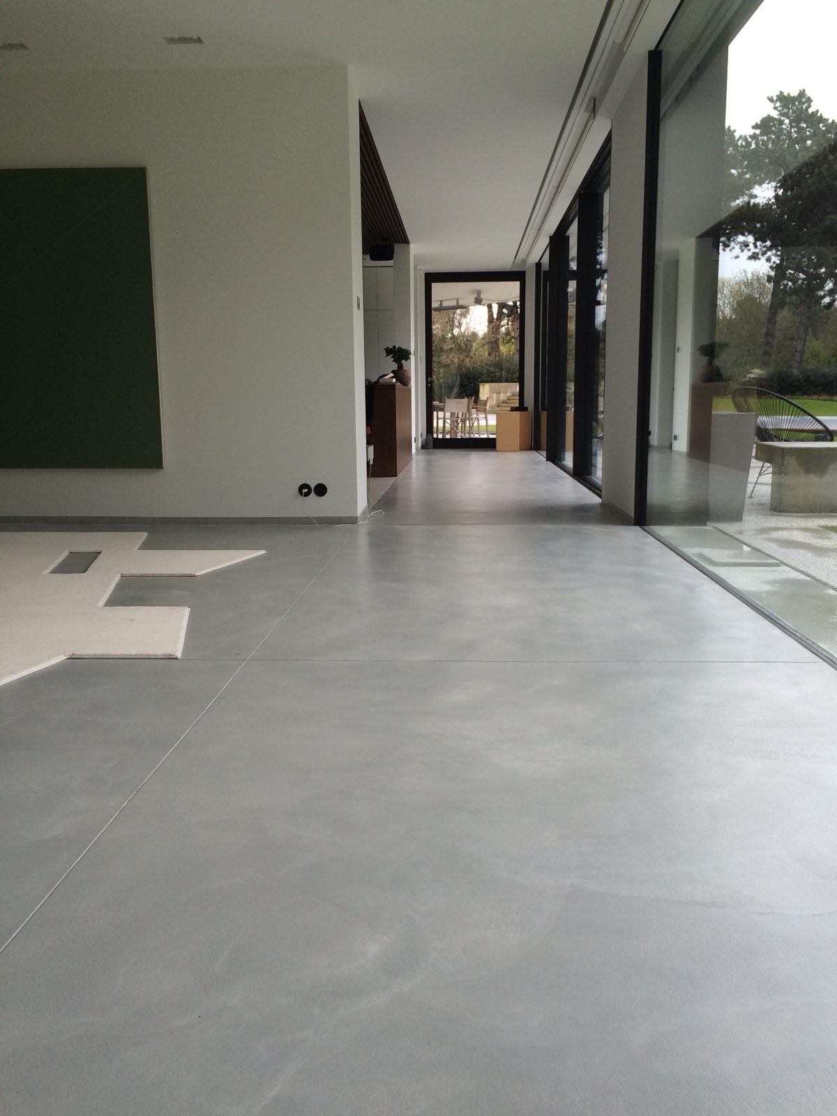 Sol en béton intérieur MinHardur manuel dans un espace de vie haut de gamme