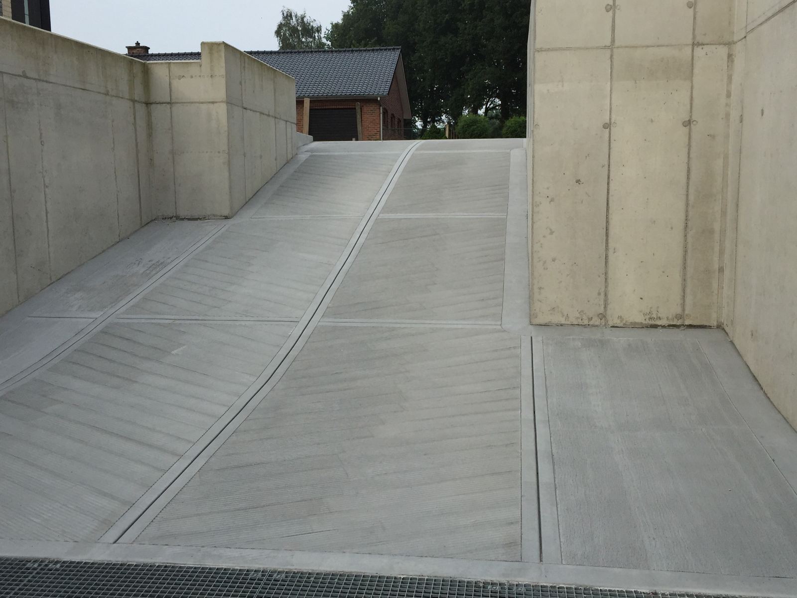 Rampe de garage en béton strié avec pente technique et finition antidérapante en extérieur