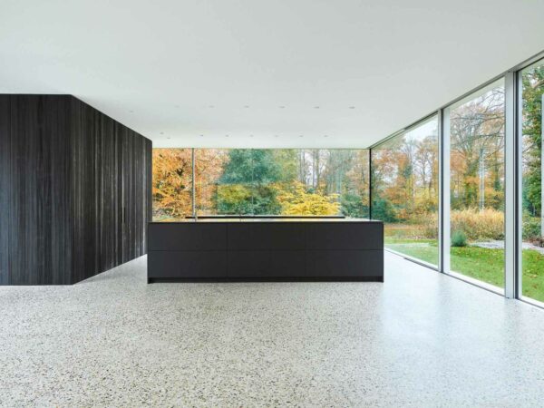 Sol en terrazzo décoratif dans un séjour lumineux avec vue sur le jardin