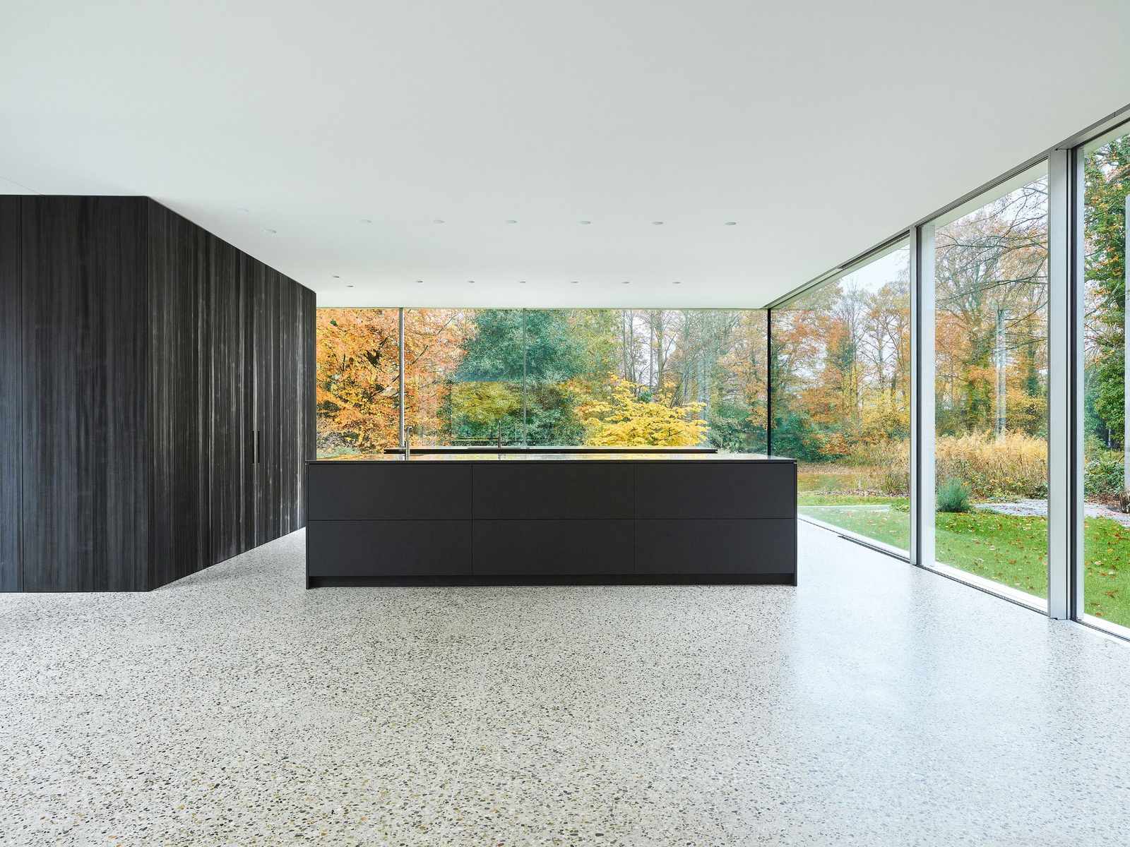 Sol en terrazzo décoratif dans un séjour lumineux avec vue sur le jardin