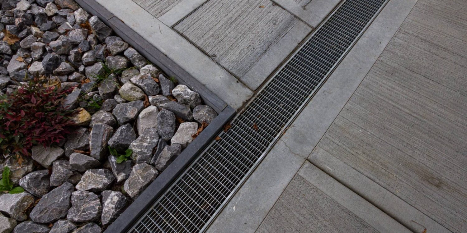 Accès garage béton strié le long façade résidentielle