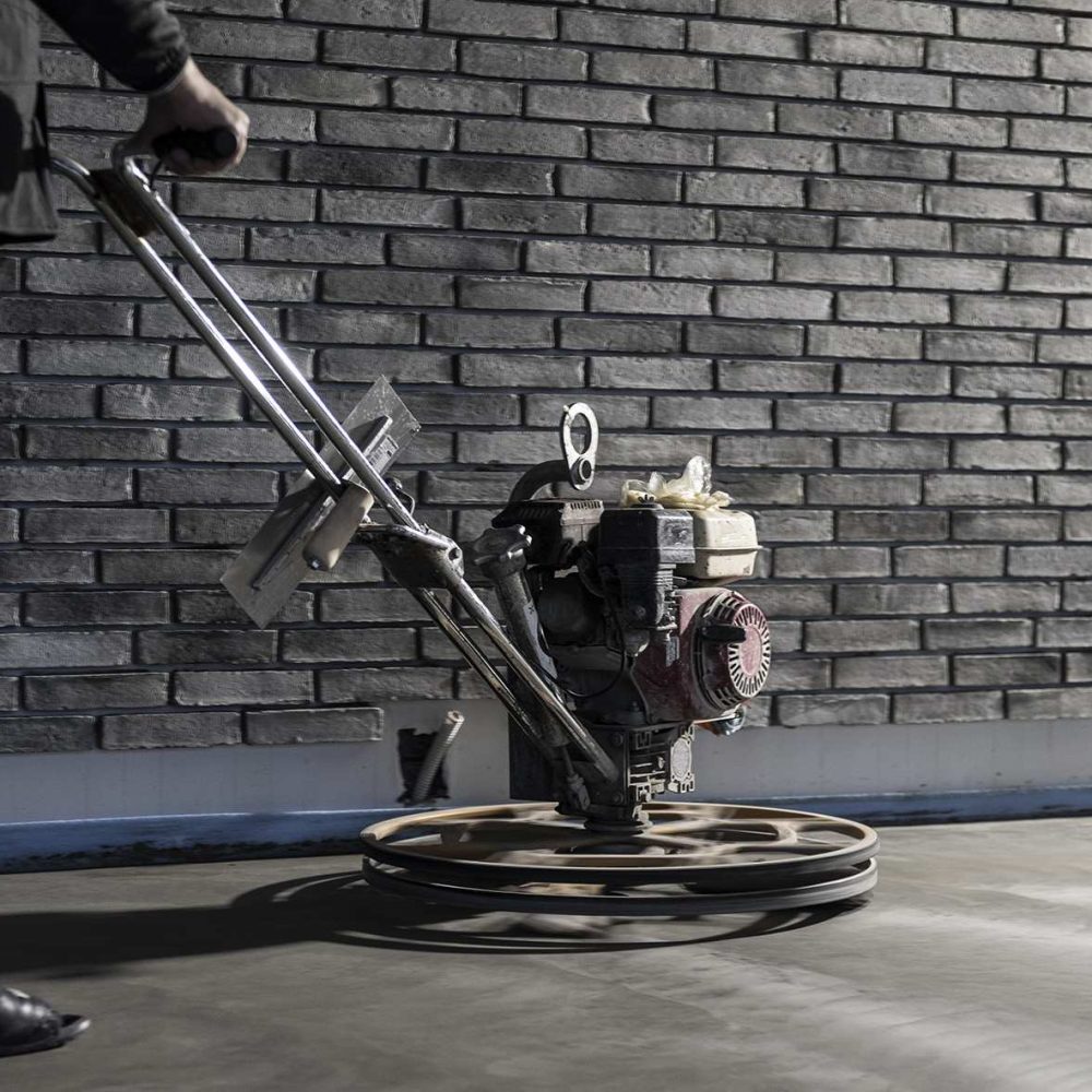 Gepolijst beton bij renovatie – doorlopende grijze vloer in een binnenruimte