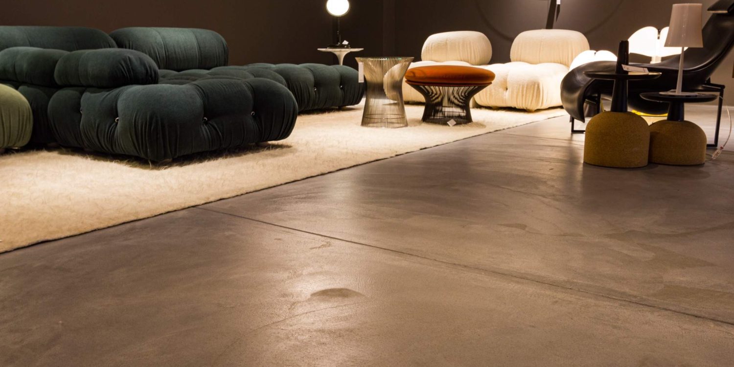 Détail béton MinHardur teinté pour surface commerciale premium