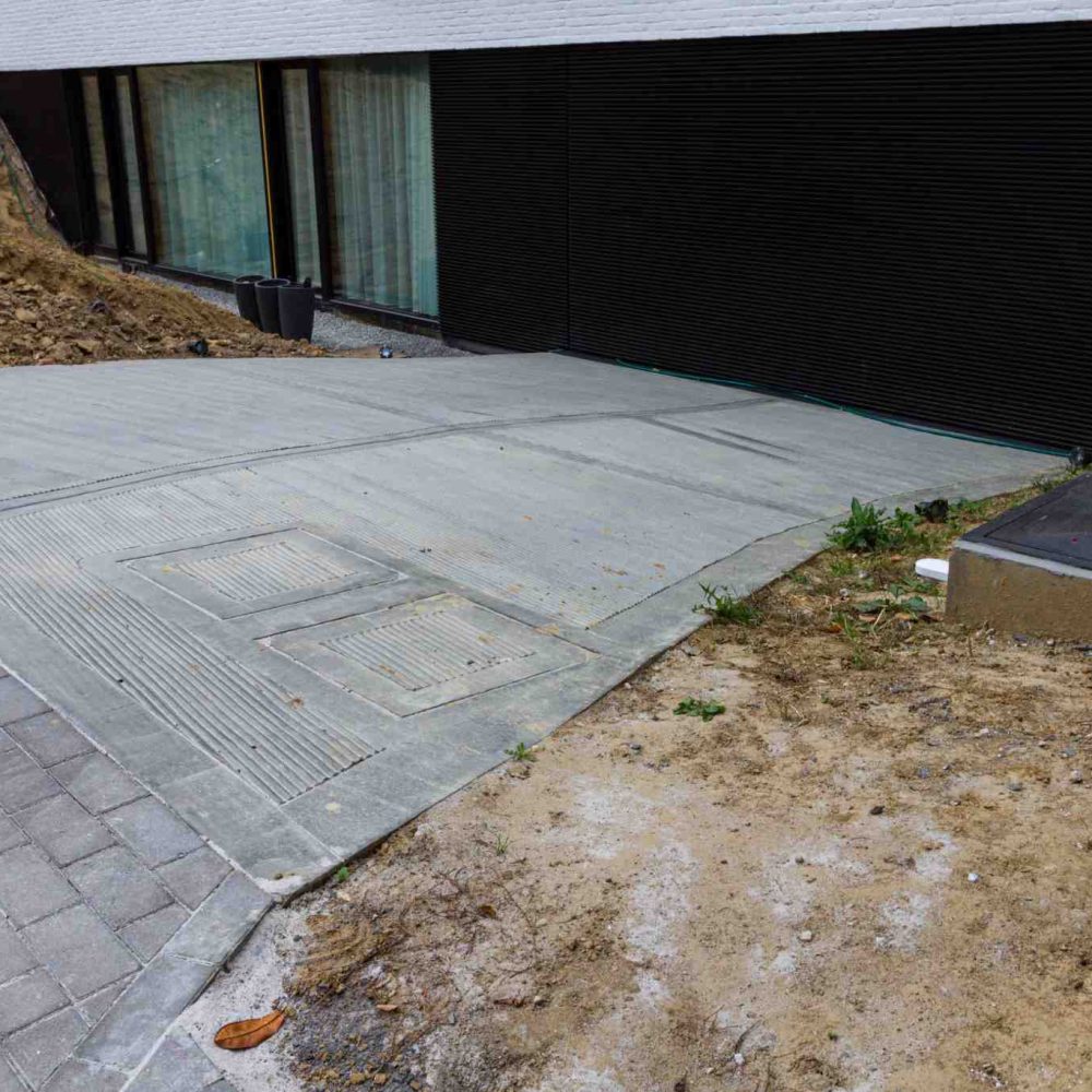 Détail finition antidérapante béton strié pour descente de garage