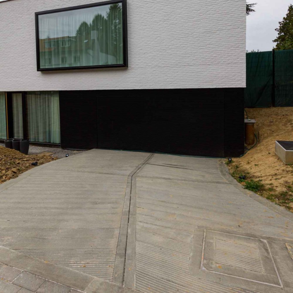 Entrée de garage en béton strié haute adhérence – habitation contemporaine