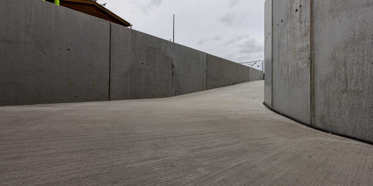 Entrée de parking souterrain en béton brossé antidérapant