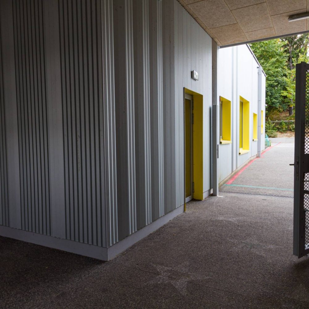 Finition extérieure en béton désactivé lavé pour abords et accès bâtiment – sol en béton texturé antidérapant