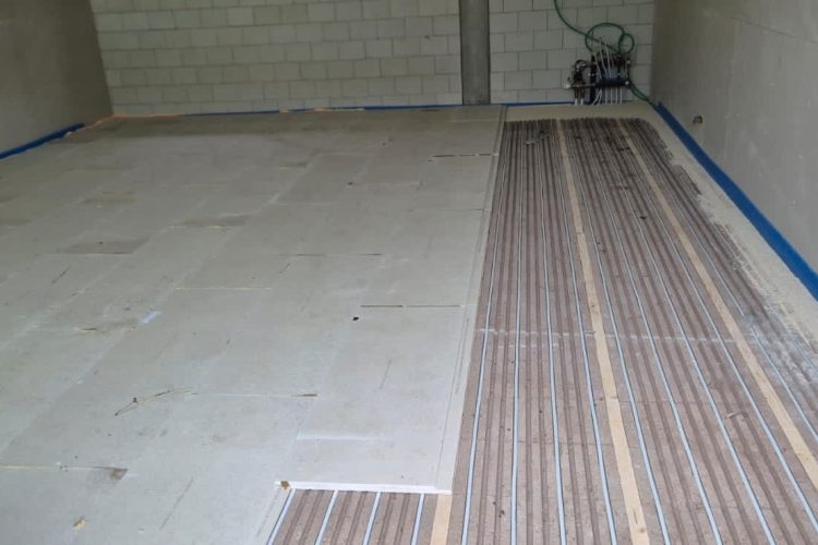 Mise en place d’une chape sèche – préparation du sol intérieur