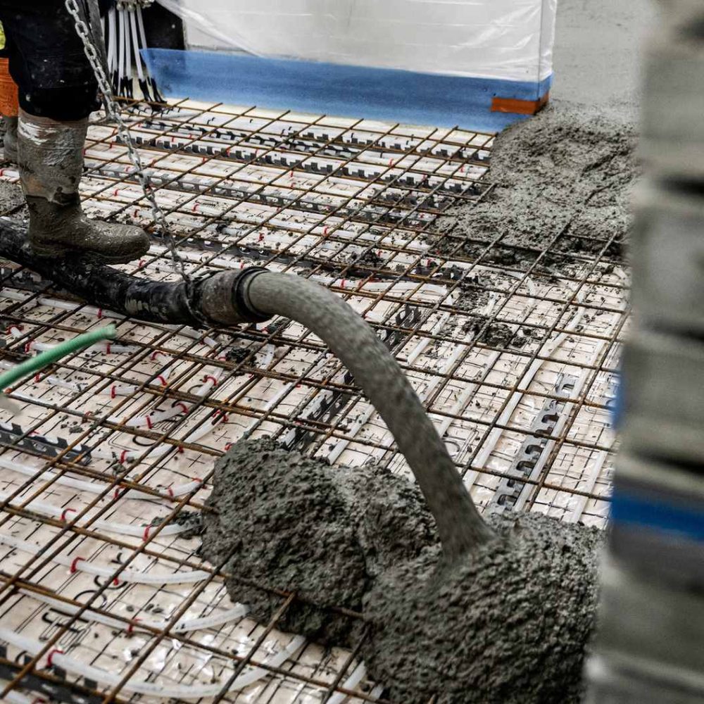 Pompage et coulage de chape sur plancher chauffant – sol en béton lissé