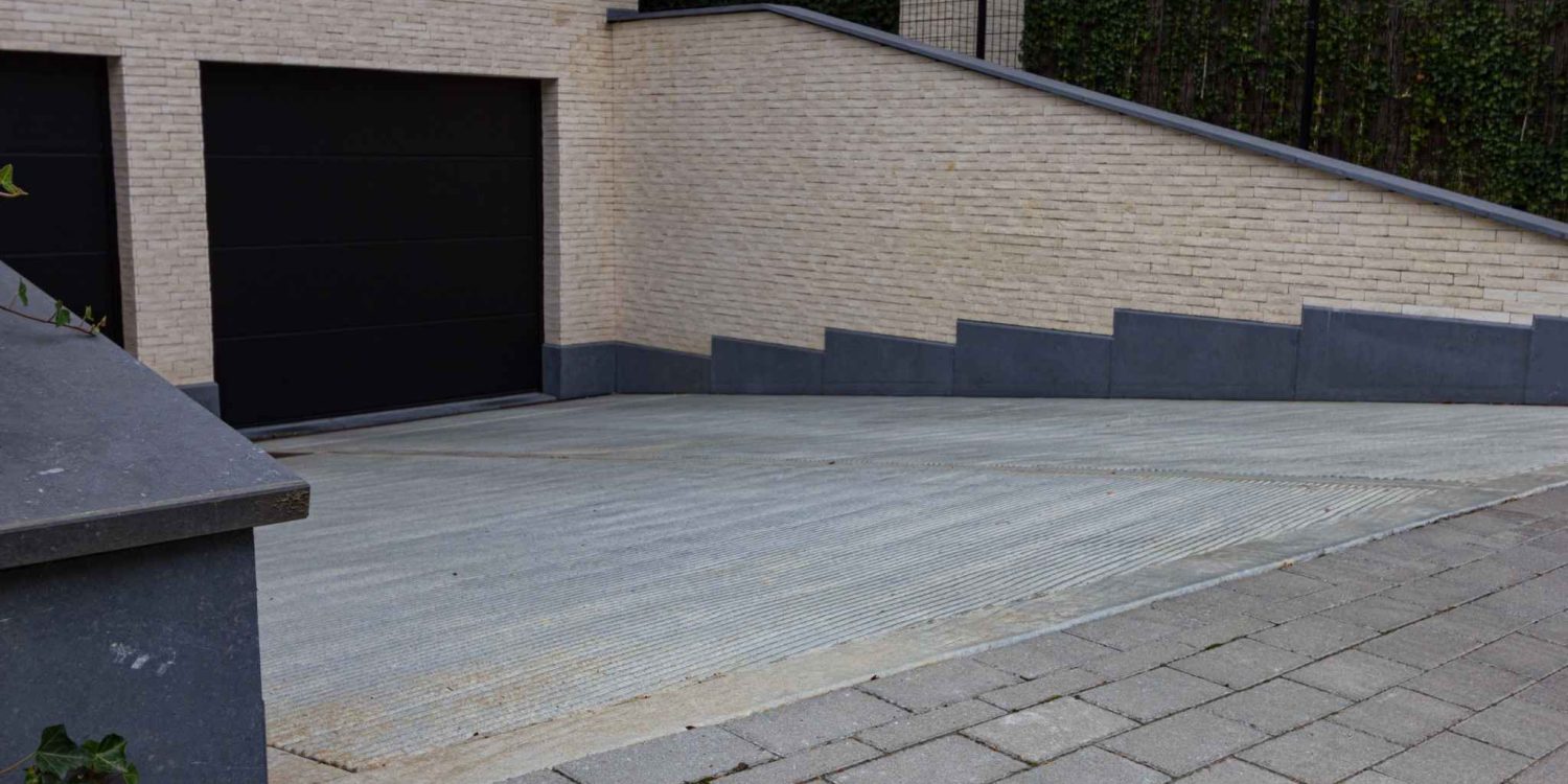 Rampe béton motif arêtes de poisson pour circulation véhicule