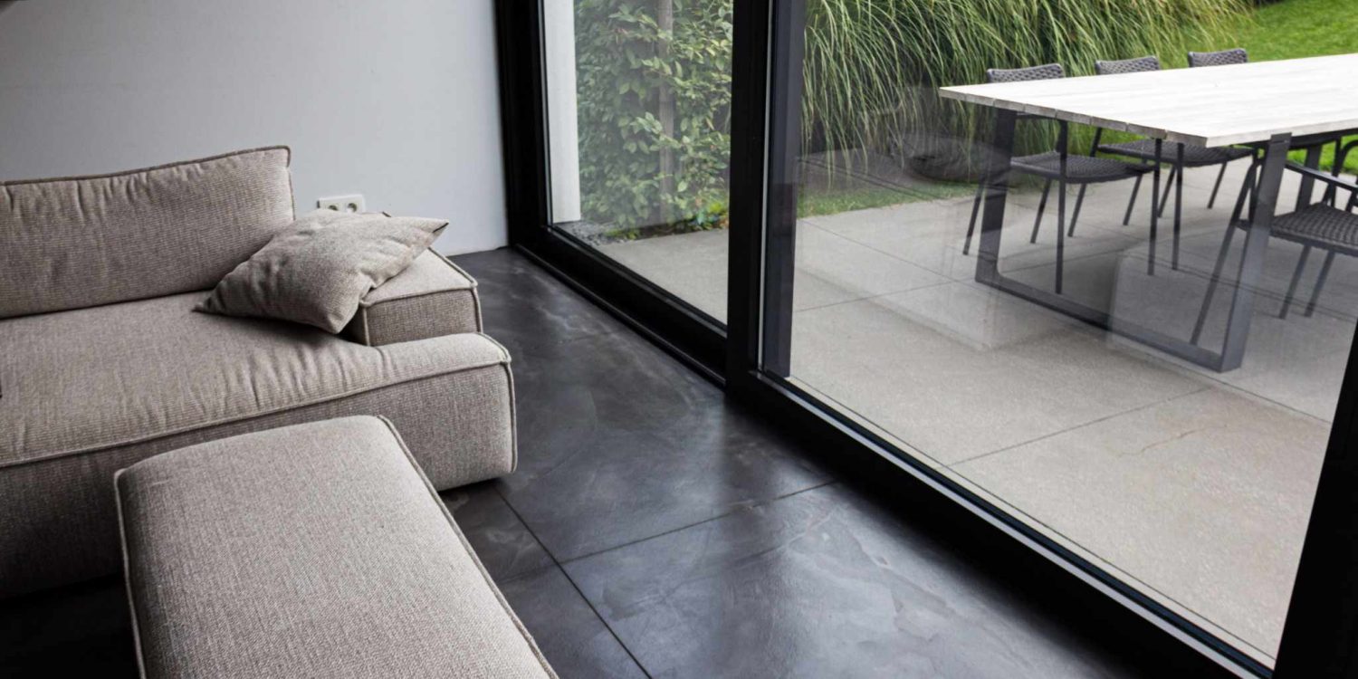 Salon moderne avec sol en béton décoratif foncé effet Blue Stone