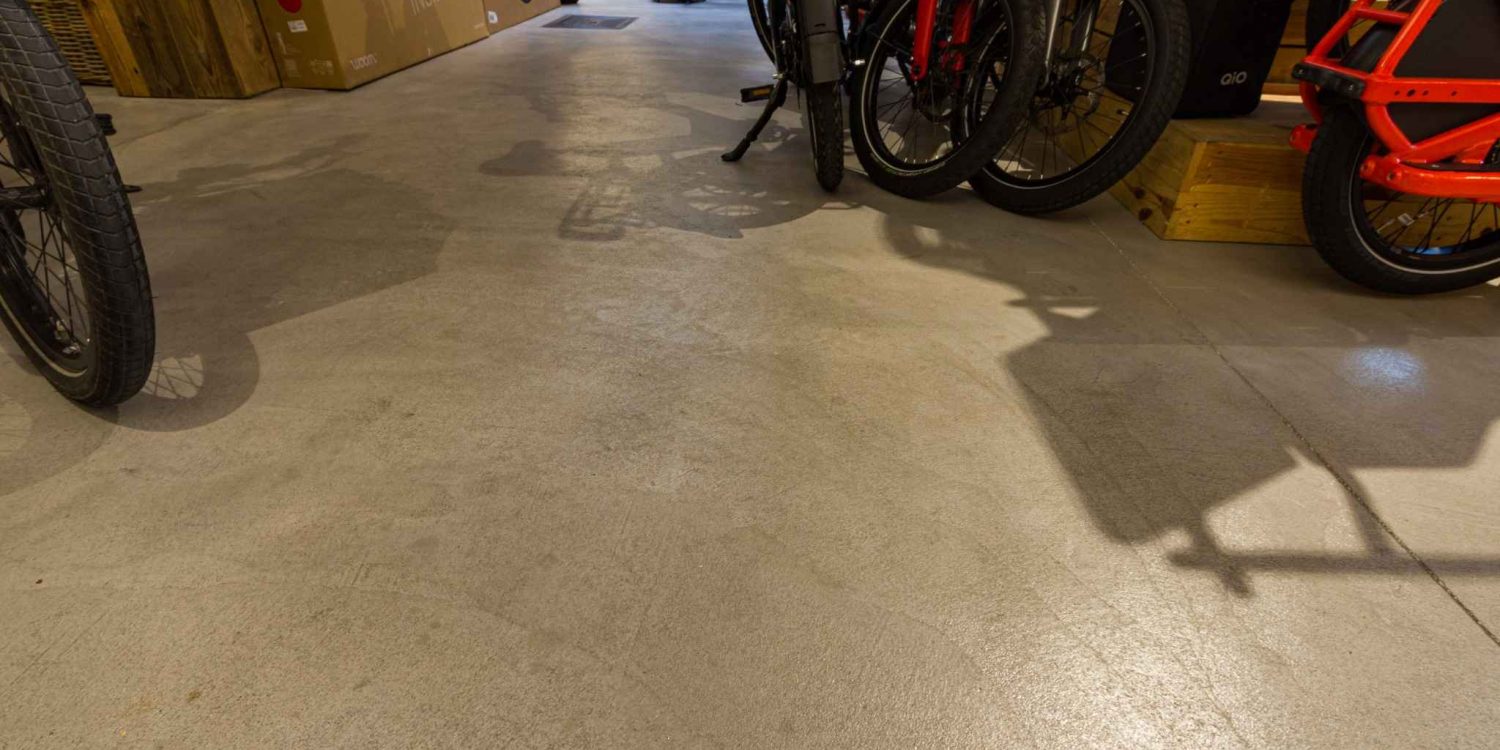 Sol béton technique résistant pour magasin spécialisé cycles