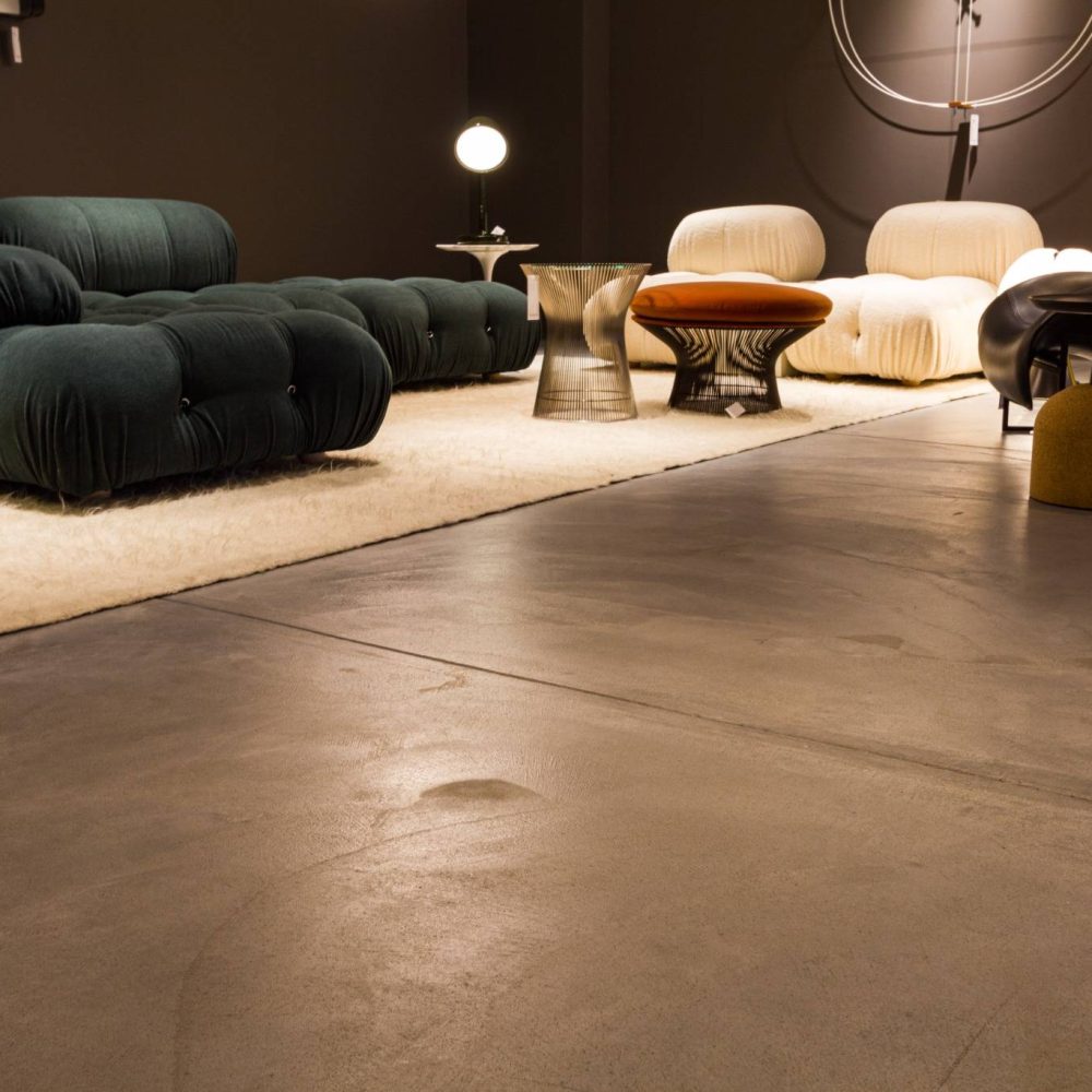 Sol en béton lissé intérieur avec finition Minhardur dans un espace de vie moderne
