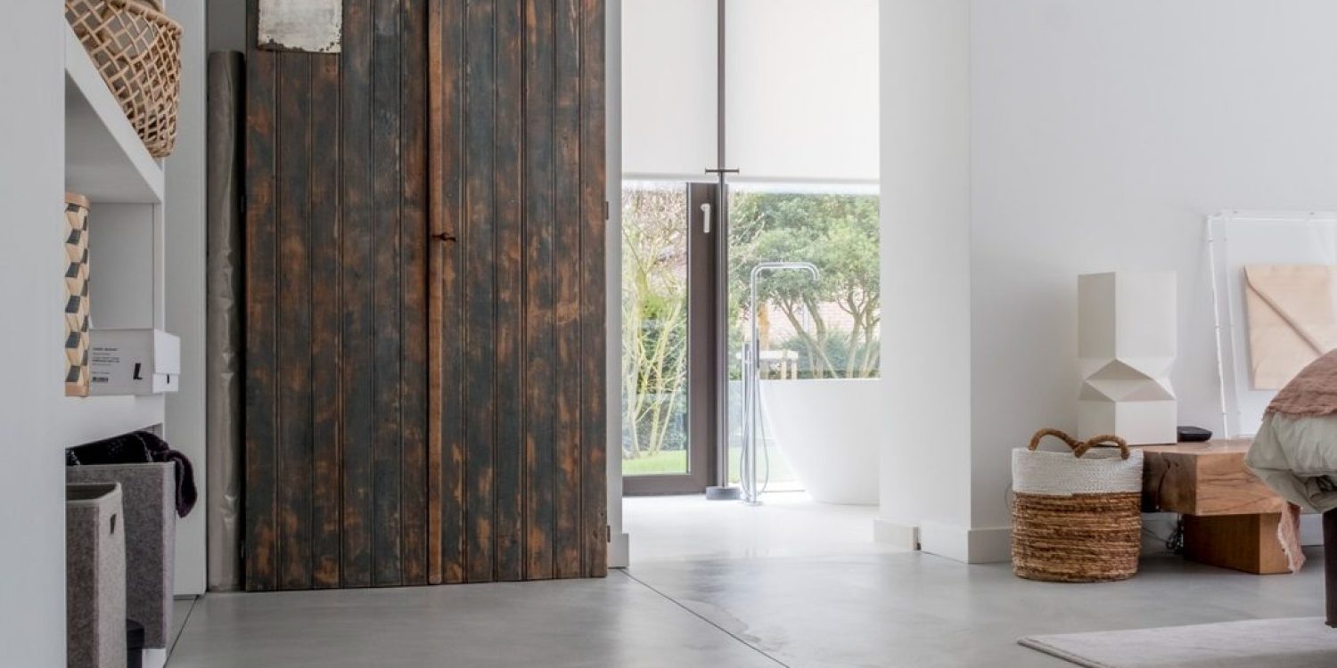 Sol en béton intérieur lissé manuellement dans une villa contemporaine avec finition gris clair