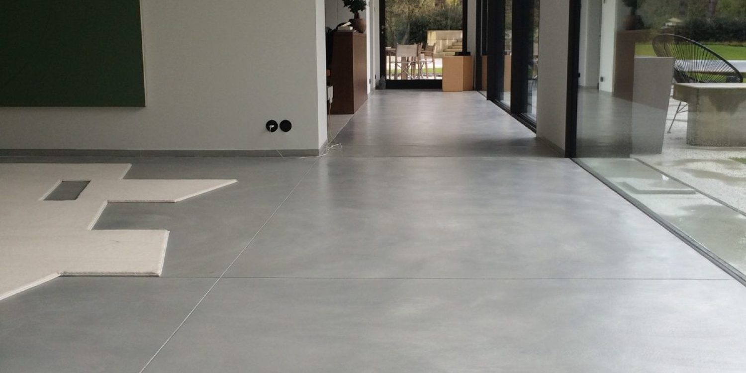 Sol en béton intérieur MinHardur manuel dans un espace de vie haut de gamme