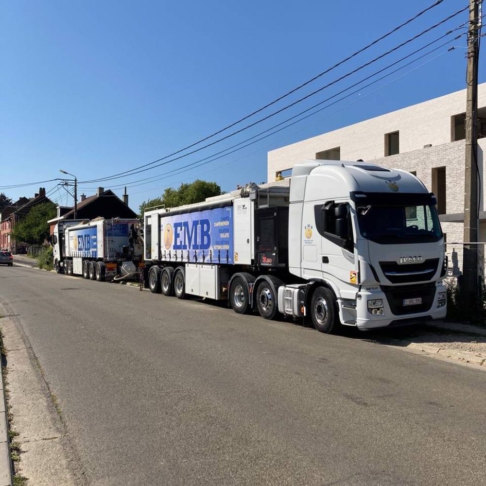Camion de chantier pour réalisation de sols en béton