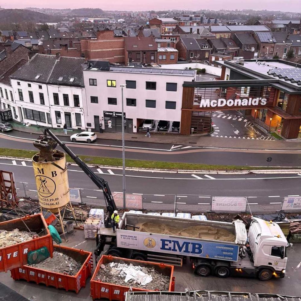 Screed project in Brussels with an EMB truck on the construction site