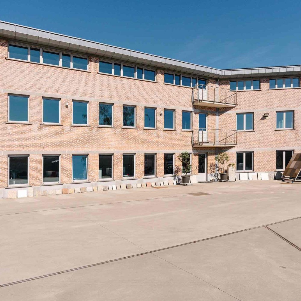 Kantoren en magazijn van EMB in Brussel met betonnen binnenplaats voor het bedrijfsgebouw