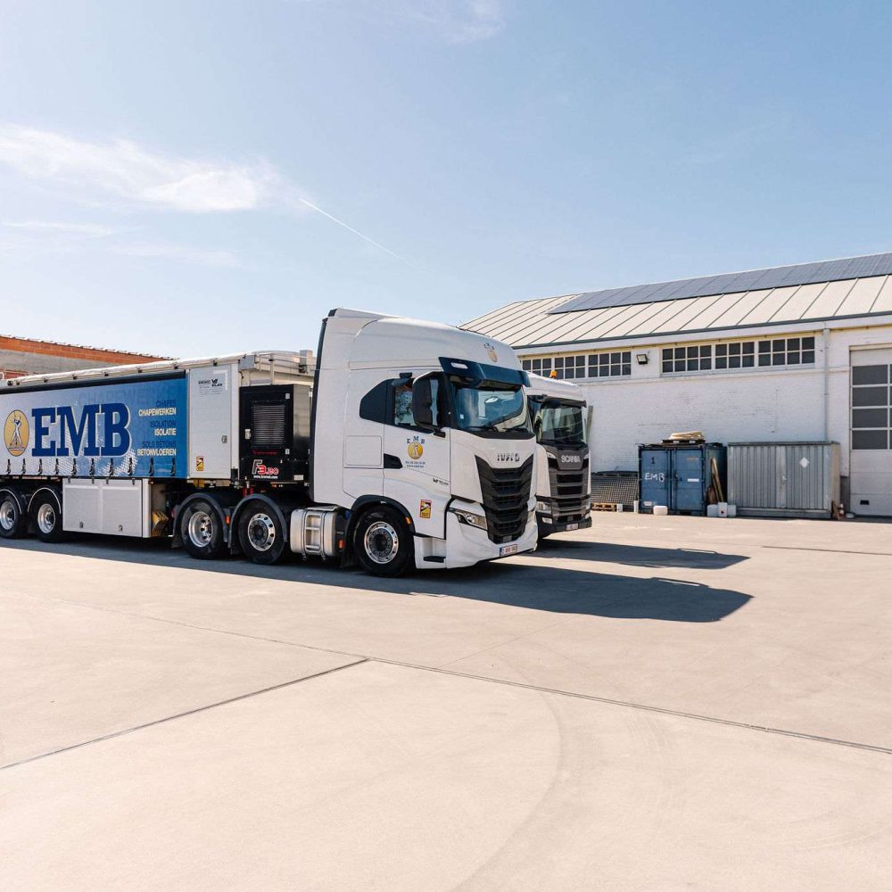 Camion EMB stationné dans la cour de l’entreprise à Bruxelles pour les travaux de chapes, isolation et sols en béton