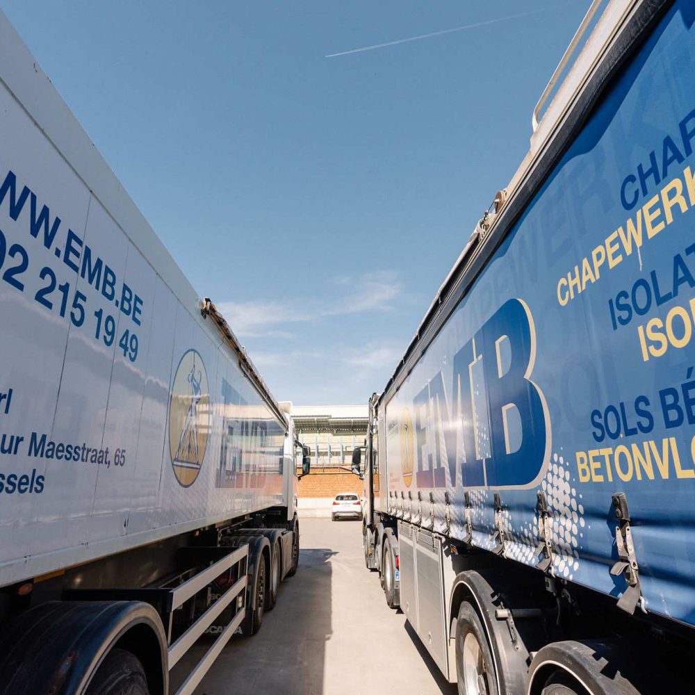 Camion EMB stationné dans la cour de l’entreprise à Bruxelles pour les travaux de chapes, isolation et sols en béton