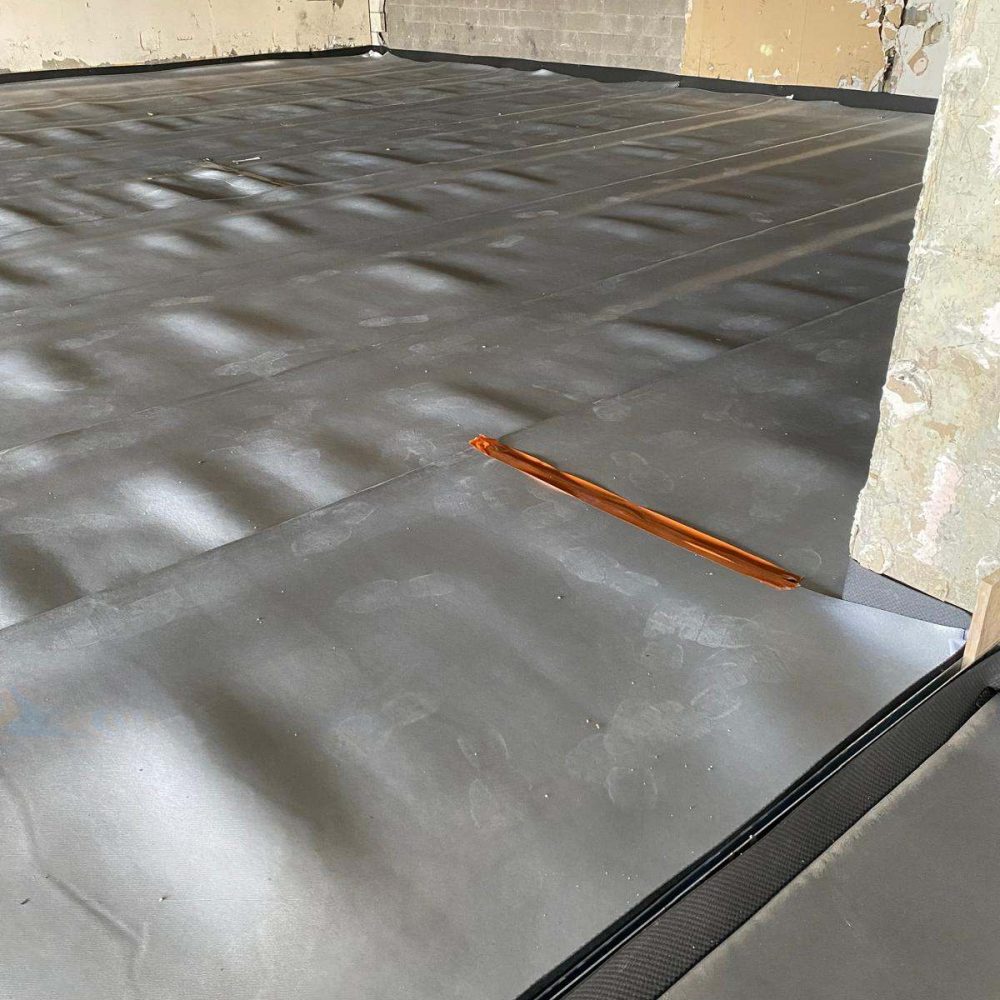 Pose d’une membrane sous chape pour l’isolation de sol à Bruxelles sur chantier de rénovation