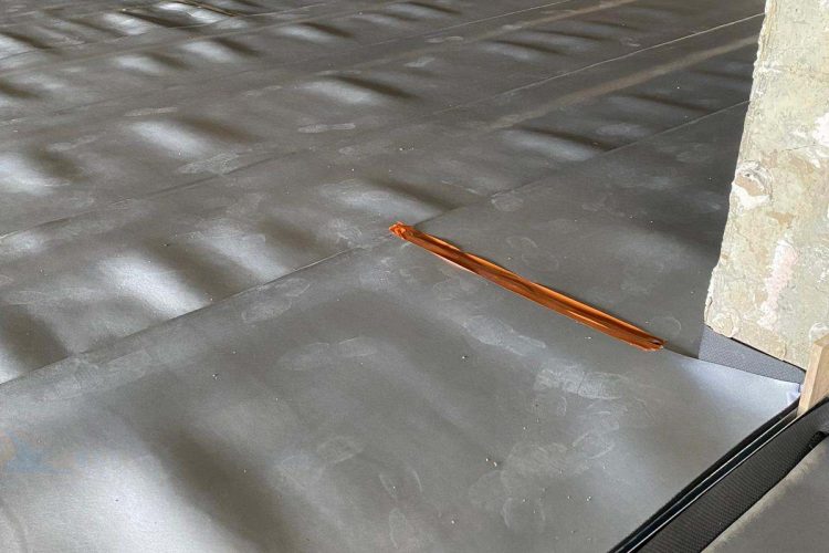 Isolation thermique du sol sous chape sur grande surface intérieure en rénovation à Bruxelles