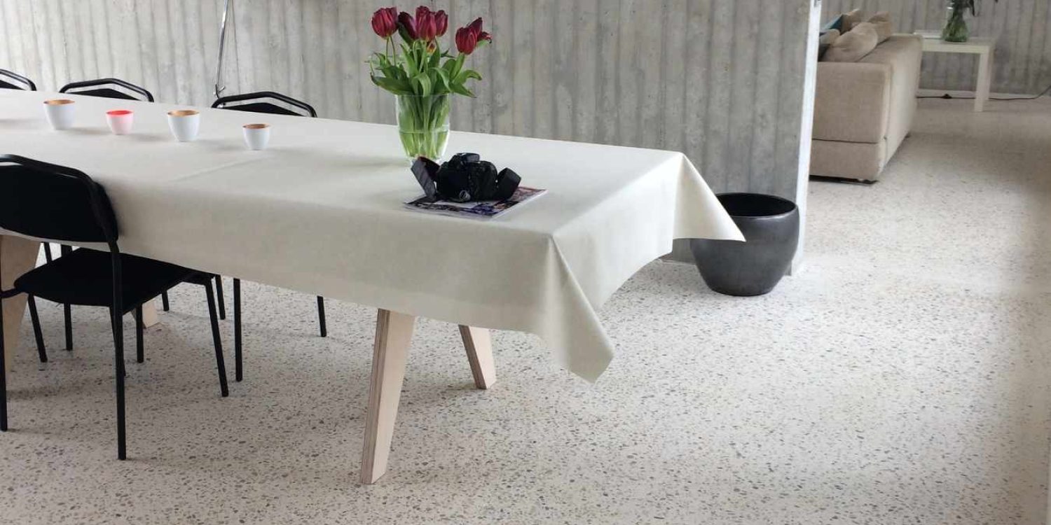 Sol en terrazzo poli dans une salle à manger de maison contemporaine