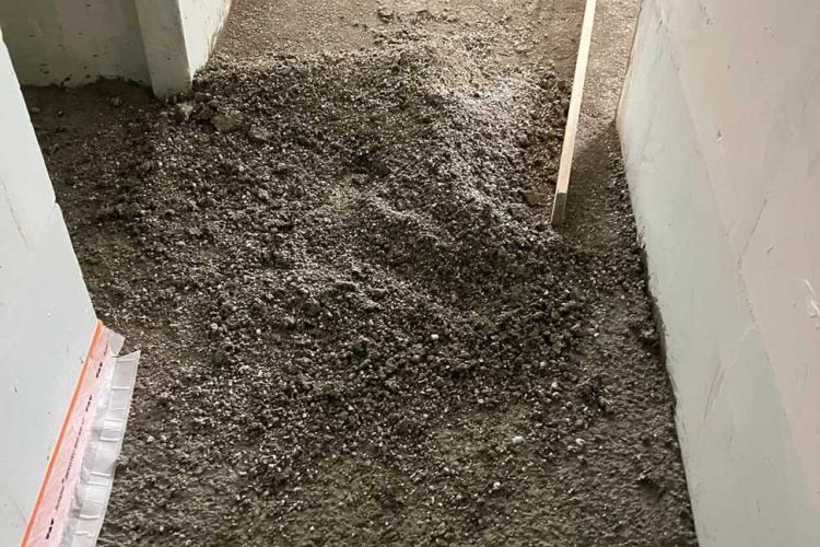 Préparation d’une isolation de sol avant chape dans un couloir de chantier à Bruxelles