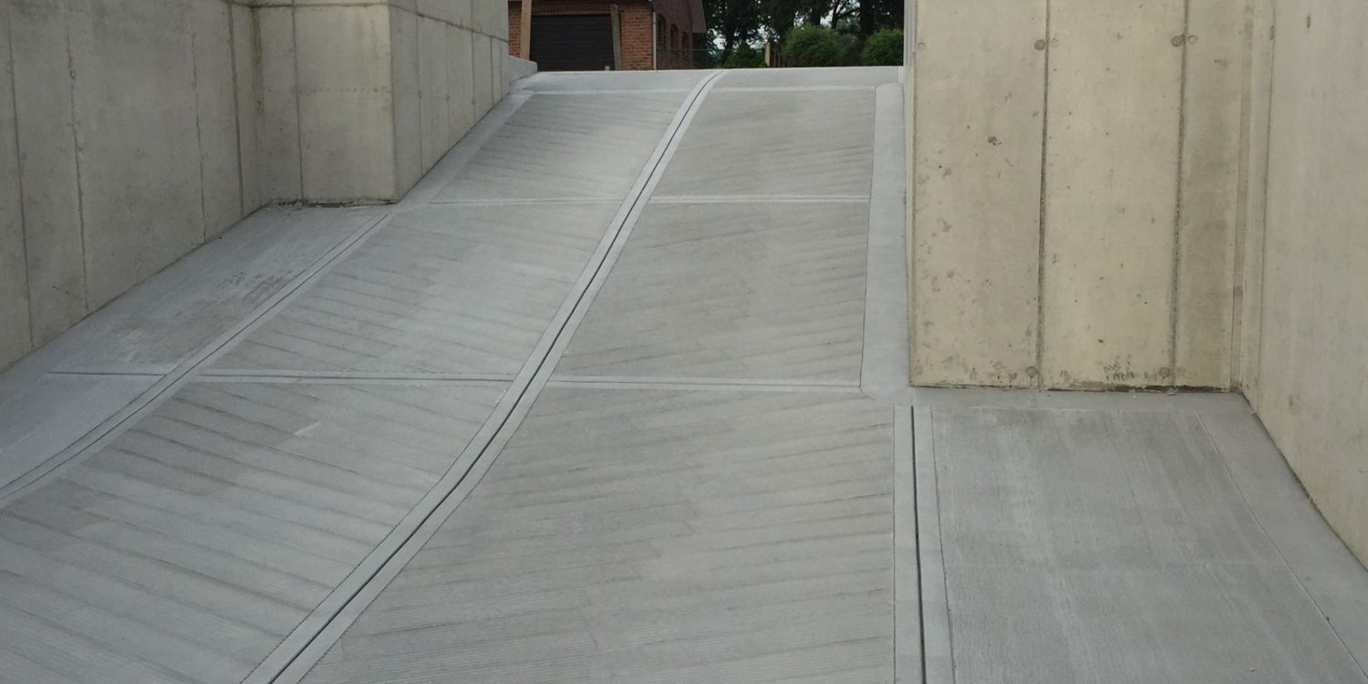 Rampe de garage en béton strié avec pente technique et finition antidérapante en extérieur