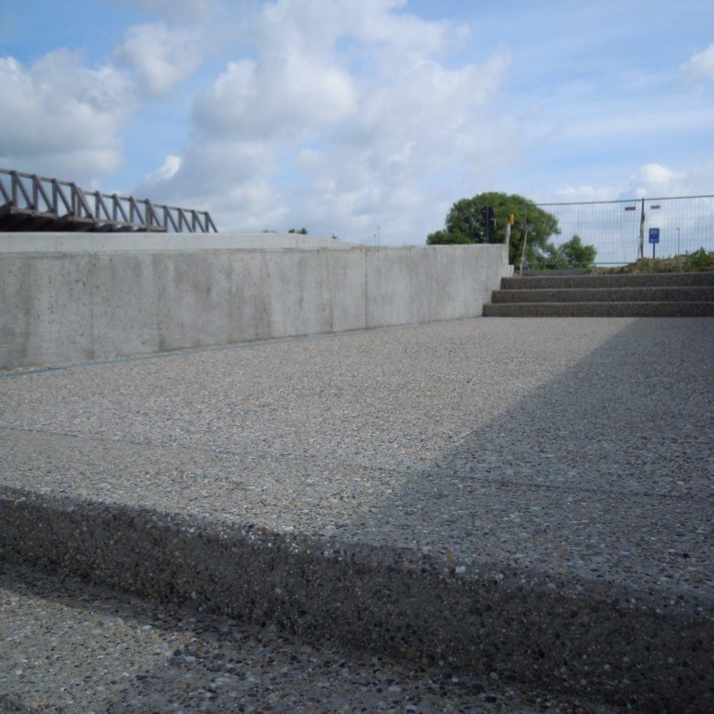 béton désactivé extérieur pour abords et escaliers à Bruxelles