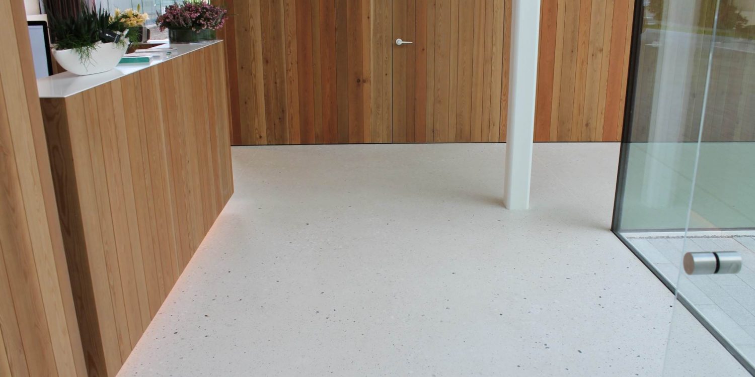 Sol en terrazzo clair dans un espace d’attente du projet Tandens à Roeselare