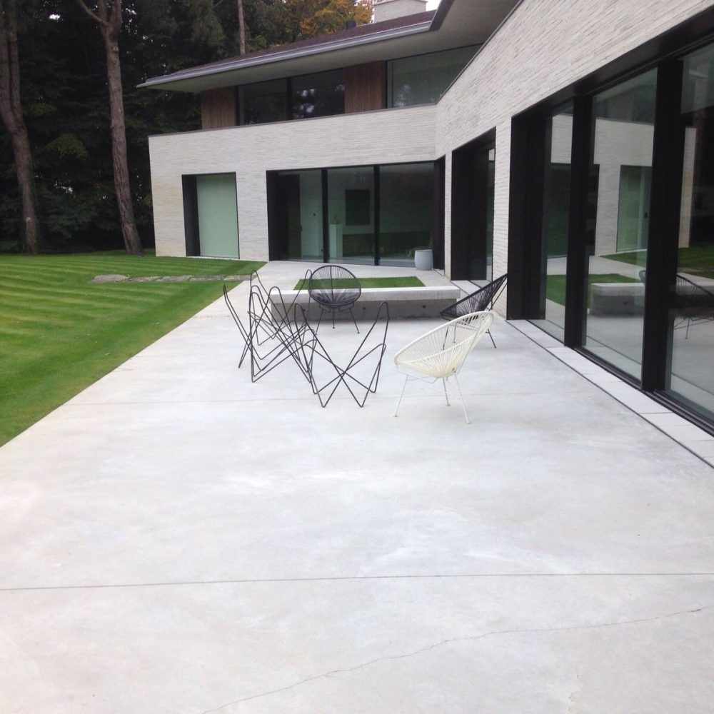 Outdoor polished concrete terrace for terrace and house surrounds landscaping in Brussels
