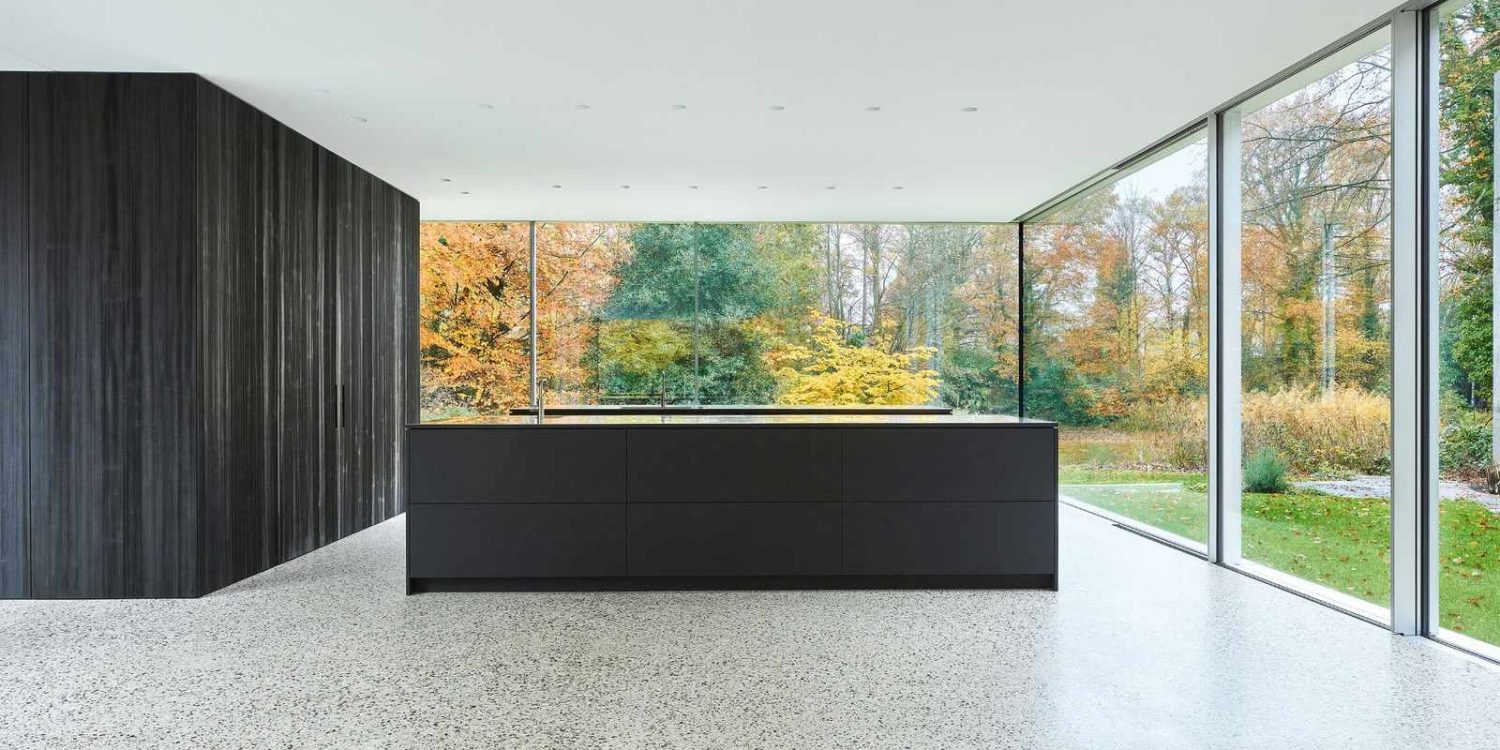 Sol en terrazzo décoratif dans un séjour lumineux avec vue sur le jardin